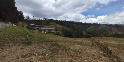 Excelente LOTE A LA VENTA. Fantastico terreno ubicado en la via El Retiro La Ceja, con una superficie de 1.610 m2, rodeado de zonas verdes y bosques naturales, situado en una de las parcelaciones más exclusivas del oriente. El lote tiene una excelente ubicacion, con hermosa vista y ya se encuentra explanado. La parcelación cuenta con sala coworking, gimnasio, zonas verdes y senderos, tiene portería 24-7 y cámaras de seguridad en todo el rededor.