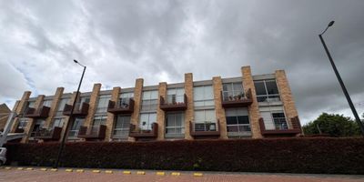 Se VENDE apartamento muy cómodo y espacioso con un área de 87.81M2 (80.99m2 de area construida y 6.82m2 de terraza) ubicado en un piso 3 con ascensor, consta de 2 habitaciones con closet y baños privado cada una, sala-comedor con balcón, cocina integral eléctrica, zona de lavandería independiente, un parqueadero y un deposito. Conjunto de vivienda integral diseñado especialmente para el adulto mayor con estilo de vida moderno, que quiera encontrar paz y tranquilidad, ya que cuenta  con excelentes espacios de entretenimiento y actividades y talleres diarios (cinema, auditorio, biblioteca, salas de lectura, gimnasio, sala de computo, sala de juegos, canchas múltiples, parque, capilla, piscina, senderos peatonales para caminar, etc.) El conjunto también ofrece servicio de ruta a centros comerciales en Chía y norte de Bogotá, servicio de limpieza 2 veces x semana, así mismo se ofrece el servicio de enfermería preventiva 24 horas, también cuenta con restaurante y bar. Al lado cuenta con un minicentro Comercial con supermercado, fruver, peluquería, lavandería, miscelánea, etc.  
El valor de la administración incluye el derecho a utilizar todo lo del Club House y las actividades diarias.