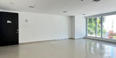 Oficina en arriendo en Barranquilla, ubicada en el consolidado barrio Altos del Prado, Atlántico. Este espacio de 72 m² ofrece un ambiente profesional ideal para su negocio. Cuenta con 1 baño y 1 parqueadero. El inmueble, con 5 años de antigüedad, dispone de vigilancia, brindando seguridad para su equipo. El canon de arriendo es de $5,050,000, más una administración aproximada de $980,785. Su ubicación en Carrera 53 #80 - 198 facilita el acceso y la cercanía a servicios. Para más detalles sobre esta oficina en arriendo en Barranquilla o para programar una visita, puede contactarnos por whatsapp, quiero que me contacten o ver telefonos.