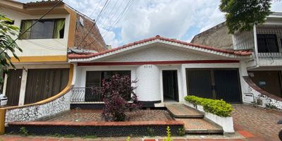 ¿Estás buscando una casa amplia en un sector exclusivo y con excelente ubicación? ¡Esta opción es para ti!
Ubicada en el barrio Santa Anita, esta propiedad en alquiler cuenta con un antejardín, una sala comedor amplia, cocina, baño social, estar de tv, cuatro habitaciones con closet, dos de ellas con baño. También dispone de una habitación de servicio con baño, ideal para el apoyo en el hogar.
La zona de oficios con lavadero, punto para lavadora y el patio interior hacen que la vivienda sea práctica. Tiene parqueadero cubierto para un vehículo.
La ubicación es estratégica: frente a Rapitienda CJ, panaderías, restaurantes y almacenes de cadena. Además, está sobre vía vehicular, muy cerca de la Autopista Sur, con acceso rápido a transporte público y a las principales vías.
Una casa con todo lo que necesitas para vivir cómodamente, rodeada de facilidades y en sector residencial. Agenda tu visita hoy mismo y descubre la comodidad de vivir en esta casa con todo lo que necesitas a tu alcance