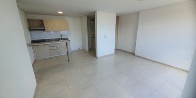 Apartamento en arriendo en Ditaires, Itagüí, Antioquia. Este inmueble de 72 m², ubicado en el piso 8, dispone de 3 habitaciones, 2 baños y 1 parqueadero. El edificio cuenta con vigilancia y gimnasio para la comodidad de sus residentes. Su ubicación estratégica, cercano al Mall Complex, facilita el acceso a una variedad de servicios en Itagüí. Una opción práctica en estrato 3 para vivir en la ciudad. Para más detalles o coordinar una visita, puede contactarnos por WhatsApp, solicitar que le contactemos o ver nuestros teléfonos.