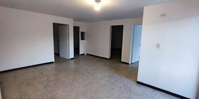 Oficina de 237 m2 en un segundo piso, está ubicada en Laureles en una vía de alto flujo vehicular, cuenta con dos baños, ocho espacios, un balcón, un cuarto de aseo, una cocineta pequeña, no cuenta con red de gas, está cerca de Viva Laureles y restaurantes entre otros comercios, tiene fácil acceso a transporte publico. 