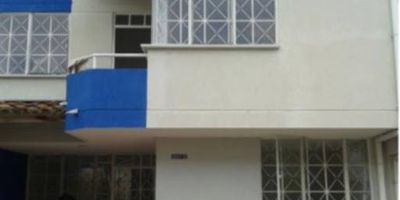 VENTA DE CASA  Conjunto Residencial Balcón de la HaciendaSe vende hermosa casa ubicada en un exclusivo conjunto residencial con zonas verdes y áreas comunes. Características4 habitaciones3 bañosSala y comedorCocinaPatio de ropasGaraje semicubierto96 m construidosEstrato 3Administración  Valor de venta $370.000.000Un lugar ideal para vivir en familia, con seguridad, tranquilidad y espacios de recreación. Conjunto Balcón de la Hacienda  Bucaramanga. Contáctanos para más información o agendar visita.