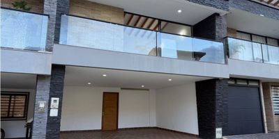 Vive en uno de los mejores sectores de San Antonio de Pereira, en esta moderna y cómoda casa, con generosos e iluminados espacios perfectos para tu familia.

 

Valor de renta: $4’500.000

 

Área: 154m2

Habitación principal con baño y vestier

2 Habitaciones auxiliares con baño

Terraza

Zona de ropas independiente 

Sala de TV

2 Parqueaderos

Cuarto útil 

 

Si estás estás interesado, contáctanos 

 

#casa #renta #sanantoniodepereira
