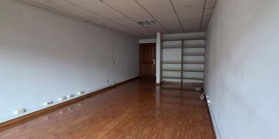 Se arrienda oficina en reconocido centro comercial, con un área de 34 m², moderna y funcional, perfecta para tu empresa o proyecto. Cuenta con un baño privado, parqueadero exclusivo, acceso digital, recepción y/o vigilancia, circuito cerrado de TV, ascensor de última generación, baños comunales para visitantes, salón de videoconferencias y parqueadero para visitantes. Está ubicada en un centro comercial con excelente flujo de personas y fácil acceso. Administrada y arrendada por Inmobiliaria Euroamerican S.A.S., empresa con más de 20 años de experiencia en el sector inmobiliario.