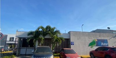 CASA EN ALQUILER JAMUNDI AL SUR CIUDAD COUNTRY CR AZOR, Casa de dos niveles estilo campestre con área de 90 m², rodeada de un entorno natural donde se respira tranquilidad. En el primer nivel cuenta con garaje cubierto, jardín, sala comedor, cocina integral, zona de oficio, baño social y un patio amplio con cubierta. En el segundo nivel dispone de tres habitaciones, siendo la principal con baño privado, además de estudio y baño de habitaciones. La propiedad cuenta con piso en cerámica y calentador. El conjunto residencial ofrece amplias zonas verdes, piscina para adultos y niños, salón social, canchas múltiples, juegos infantiles, gimnasio y parqueadero para visitantes, ideal para disfrutar en familia. (COD 9440906 - VIA CIRCUNVALAR CIUDAD COUNTRY CR AZOR CASA 158)
