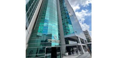 Si buscas una oficina moderna y bien ubicada en la vibrante ciudad de Bucaramanga, entonces esta es la oportunidad que estabas esperando. Ubicada en el barrio de Santander, este espacio cuenta con un área de 65 M2, brindando un espacio para que puedas desarrollar tus actividades profesionales exitosamente.

Con una distribución estratégica, esta oficina te provee de un espacio perfecto para atender a clientes, desarrollar proyectos y llevar a cabo tus reuniones de negocios. Además, cuenta con una vista panorámica que te brinda una amplia perspectiva de la ciudad, brindándote un ambiente inspirador y motivador.

No tendrás que preocuparte por la comodidad de tus colaboradores o visitantes, ya que esta oficina cuenta con un baño auxiliar que asegura la satisfacción de tus necesidades y las de aquellos que te visitan. Además, el garaje incluido te provee de la seguridad y conveniencia que necesitas para tus comodidad y la de tu equipo de trabajo.

Con un toque de elegancia y modernidad, este espacio cuenta con todas las comodidades necesarias para llevar a cabo tus actividades diarias. Desde la cercanía de parques y áreas verdes donde podrás disfrutar de un respiro en medio de tu ajetreada jornada laboral, hasta la disponibilidad de un ascensor que te facilitará el desplazamiento y el acceso a tu oficina de manera rápida y eficiente.

Además, su cercanía a una variedad de oficinas de negocios te brinda la posibilidad de conectarte e interactuar con otros profesionales, expandiendo tu red de contactos y oportunidades de negocios. Y para garantizar tu seguridad y comodidad, la portería y recepción permanentes te brindan la tranquilidad de un edificio debidamente vigilado y controlado.

Asi mismo el edificio cuenta con un parqueadero publico para las personas que te visitan, tambien puedes disfrutar de un cafe dentro del edificio para realizar las pausas de tu personal, como tambien cuentas con dos salones de reuniones que puedes pedir a la administraci