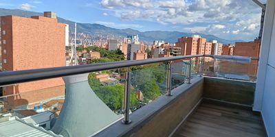  Acogedor apartaestudio para arriendo en el sector  de Laureles. Ideal para persona sola que busque un espacio comodo, funcional y tranquilo. Este apartaestudio cuenta con un solo ambiente bien distribuido, 1 bano, cocina integral, 1 closet, zona de ropas, ascensor, calentador a gas y 1 balcon. Su ubicacion estrategica te permitira disfrutar de una vida practica y conectada, con cercania  a Av. Nutibara, San Juan con la 80, locales comerciales, supermercados, zonas de servicio, facil acceso al transporte publico y rutas integradas, facilitando tu movilidad hacia cualquier punto de la ciudad.
