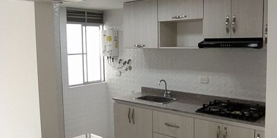 Se vende Lindo apartamento en Octavo  piso con ascensor. Cuenta con 2 habitaciones, 1 estudio o puede cerrarse para una tercera habitacion , 2 baños, zona de oficios, cocina integral con barra, sala-comedor con balcón con bonita vista a un gran árbol. Parqueadero propio. El conjunto tiene amplias y muy cuidadas zonas verdes, además cuenta con piscina, juegos infantiles.