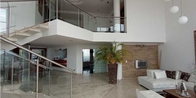 Apartamento tipo Penthouse de 302 m2, con 4 parqueaderos con un total de 43 m2 totales bajo techo.

Distribucion primer piso. Amplia Cocina remodelada, independiente, con ventilación natural, además tiene cuarto y baño completo de servicio. Amplia Sala de Doble Altura, con vista y balcon, donde podrá disfrutar del Amanecer y Atardecer, comedor con suficiente espacio para un comedor de 10 puestos, sala de televisión independiente con un amplio balcón más baño social completo.

Segundo piso, Tres alcobas cada una con baño completo, en cada cuarto espacio para camas King, el cuarto principal tiene Vestier, Jacuzzi y Aire Acondicionado. En el Hall a las alcobas se encuentra un amplio espacio para zona de estudios, oficinas, televisión o mixto.

Administracion $ 900.000.-
