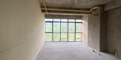 El espacio que necesitas para innovar, crear, concentrarte y sonar en grande esta en este exclusivo proyecto de oficinas ubicado en el kilometro 7 de la via Las Palmas, una de las zonas con mayor proyeccion empresarial de la ciudad. Dos locales unidos, altura de 3.4 metros, parqueadero doble y ubicacion estrategica en uno de los corredores viales mas importantes sin restriccion de pico y placa, lo que garantiza una excelente movilidad en todas las direcciones y conectividad inigualable a pocos minutos del Tunel de Oriente, que enlaza facilmente el Valle de Aburra con el oriente antioqueno, y a tan solo 20 minutos del aeropuerto internacional. Ideal para empresas que buscan un entorno moderno, con diseno de vanguardia y todas las facilidades para que tu negocio crezca en un espacio pensado para el futuro. Contactanos para brindarte mas informacion!