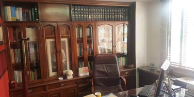 VENDO OFICINA EN EL BARRIO GALERIAS - TRANSVERSAL 24 CON 54 -UNICO DUEÑO -  CUARTO PISO, EXTERIOR. RECEPCIÓN, DOS OFICINAS CERRADAS, ESPACIO ABIERTO PARA COMPUTACIÓN, BAÑO PRIVADO.  SE ENTREGA CON DIVISIONES DE OFICINAS, BIBLIOTECAS EN MADERA, ARCHIVADOR, CAJONERAS, CENTRAL TELEFONICA CON CUATRO EXTENSIONES, FOTOCOPIADORA, FAX E IMPRESORA. CABLEADO DE RED INTERNA.

EDIFICIO DE 24 AÑOS MUY BIEN CONSERVADO CON RECEPCIÓN, ASCENSOR, BAÑO COMUNAL EN HALL. JP/LUIS H