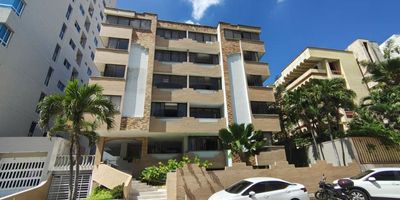 Acogedor y amplio apartamento de 125 metros cuadrados en una ubicación privilegiada. Este inmueble consta de tres habitaciones, ideal para familias o para quienes necesitan espacio adicional para oficina o estudio. El dormitorio principal cuenta con su propio baño, mientras que las otras dos habitaciones comparten un baño completo.
La cocina, funcional y con excelente iluminación, se integra con el área de sala y comedor, creando un ambiente perfecto para compartir en familia y con amigos. Además, el apartamento incluye un parqueadero, proporcionando seguridad y comodidad para su vehículo.
Disfrute de la tranquilidad y el confort en un espacio diseñado para maximizar su bienestar. Contáctenos para más información y agendar una visita.