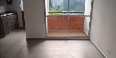 Apartamento en Venta en La Estrella, Antioquia, te espera este hermoso apartamento de 47 m², diseñado para quienes buscan comodidad, funcionalidad y un entorno tranquilo. Cuenta con 2 alcobas amplias, un baño moderno y garaje privado que brinda seguridad y practicidad. Dispone de servicios completos de agua, electricidad y gas domiciliario.

En su interior encontrarás armarios empotrados para un mejor almacenamiento, un balcón con agradable vista, cocina integral de diseño moderno y zona de lavandería. Sus pisos en cerámica aportan elegancia y fácil mantenimiento.

Ubicado en una urbanización cerrada con portería y vigilancia 24/7, este apartamento ofrece piscina, ascensor, circuito cerrado de TV y áreas sociales que garantizan seguridad, confort y espacios para el disfrute familiar.

Su localización es estratégica, con acceso pavimentado, cercanía a colegios, universidades, restaurantes, centros comerciales y parques. Además, se encuentra rodeado de jardines, zonas verdes y un ambiente campestre con río o quebrada cercana que aportan frescura y contacto con la naturaleza. El transporte público cercano asegura excelente movilidad.

Este apartamento combina modernidad, seguridad y entorno natural en un solo lugar. ¡Haz de este espacio tu nuevo hogar en La Estrella!

Recuerda que te ayudamos en todo el proceso de tu crédito de vivienda!

