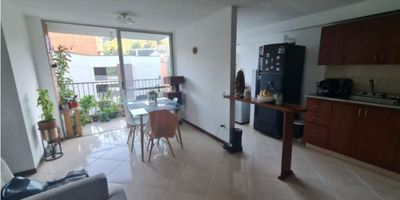 Se Vende Apartamento en Envigado, Camino verde 

Área 63 mts2.
Nivel 6

Amplios Espacios Distribuidos en 3 Alcobas, 2 baños, sala comedor,  cocina integral, zona de ropas, balcón, Parqueadero, Cuarto Útil 

Excelente Ubicación 

Unidad cerrada, vigilancia 24 horas,  piscina, Gimnasio, Salón social, Cancha múltiple, Sauna, Turco, zona de BBQ, zonas verdes 
Estrato 4
Admon $ 370 Mensual 
Precio $ 450 Millones Negociables