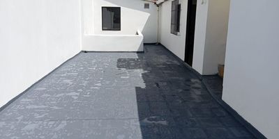 Se vende apartamento en tercer piso en Castilla, a una cuadra de la Cancha Maracana, cuenta con 124 m2, 65 m2 construidos y 59 m2 de terraza, tres alcobas, sala, comedor, cocina, zona de ropas y un baño y es permitido construir en la terraza. 
A su alrededor se encuentra una gran variedad de sitios de interés tales como, restaurantes, supermercados, iglesias, parques, gimnasios corresponsales bancarios entre otras. 
