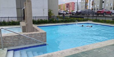 venta apartamento  remodelado 60M2  piso 2 cuenta con 3 habitaciones con closet, baño social,sala comedor ,cocina integral, zona de oficios , cuenta con parqueadero propio ,amplias zonas verdes ,porteria 24 horas , piscina adultos y niños, zona  infantil sector tranquilo cerca de colegios  universidades, fácil acceso a transporte público y masivo,parques, sector de alta valorización.