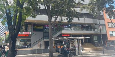 Local Comercial en Arriendo 202– Edificio Valparaíso, Quinta Camacho  Cuenta con: Área con división interna, un baño privado, pisos en cerámica. Servicios de agua y luz. Vigilancia 24 horas y citófono para mayor seguridad. Excelente ubicación cerca de puntos estratégicos de la ciudad: A pocos minutos del Parque El Virrey. próximo al Centro Comercial Andino, fácil acceso desde el Barrio La Castellana y zonas empresariales del sector. Ideal para oficinas, consultorios o diferentes actividades comerciales.