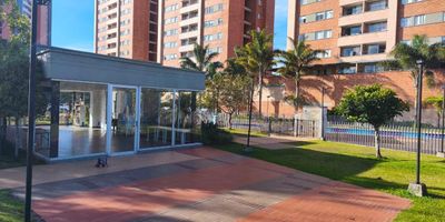 Apartamento ubicado en el sector de los colegios en la unidad Riogrande. Sector tranquilo. Iluminado con 3 alcobas, útil y parqueadero. Linda Vista. Portería 24 horas. Piscina, Gimnasio, Salón social, Zonas verdes y jardines, Parque infantil, sauna, Cancha.