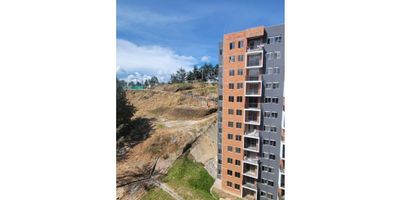 Este apartamento en venta se encuentra ubicado en la ciudad de Rionegro, Antioquia. Con un área de construcción de 54mt2, la propiedad cuenta con 2 alcobas, 2 baños, y zona de estudio, en obra gris, ideal para que lo diseñes a tu gusto.

Para tu comodidad, este inmueble cuenta con parqueadero para visitantes y una portería/recepción, garantizando la seguridad y control de acceso al edificio en todo momento. Además, la urbanización es cerrada y cuenta con vigilancia privada, brindándote la tranquilidad que tu familia merece.

No necesitarás movilizarte largas distancias para llegar a donde necesites, ya que el transporte público se encuentra cercano a la propiedad. 
CODIGO INMOBILIARIA. 9442101
