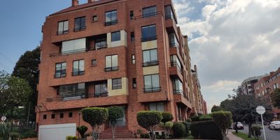 Descubre este espectacular apartamento totalmente remodelado , ubicado en el exclusivo sector de Santa Barbara . Su diseño de estilo europeo combina elegancia y funcionalidad, creando espacios amplios y bien distribuidos . Sus tres habitaciones con excelente iluminación natural. Dos baños completos y un baño social con acabados modernos . Una cocina abierta perfecta para compartir momentos especiales mientras cocinas. Zona de lavandería independiente . Dos parqueaderos independientes y un deposito. Además , su ubicación estratégica te permite un fácil acceso a las principales vías de la ciudad . Este apartamento es la combinación perfecta entre comodidad y conectividad . Agenda tu cita!!!