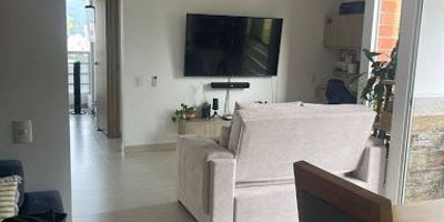 Apartamento en Arriendo en el Sector de Itagüí , unidad nativo. Este apartamento de aproximadamente 65 metros cuadrados ofrece un diseño cómodo y funcional. Cuenta con 2 alcobas, 2 baños, sala comedor iluminada, cocina integral moderna, zona de ropas independiente, balcón con vista agradable, estudio, 2 clósets y Además, dispone de parqueadero privado y cuarto útil. Se encuentra ubicado en una unidad cerrada que ofrece portería 24 horas, jacuzzi, turco, zonas verdes, gimnasio, salón de cine, ascensor y shut de basuras. Su ubicación estratégica permite fácil acceso a rutas de buses integradas al metro, vías principales, cerca a supermercados, centros comerciales y otros servicios esenciales.