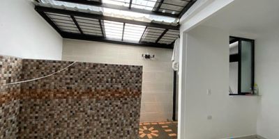 Venta de casa en Manrique Central Medellín, 1er piso con área de 117 m2 pisos y zócalos en cerámica, 4 alcobas, patio central descubierto con reja y división en vidrio, 2 baños, cocina integral con red de gas, gabinetes superiores e inferiores, zona de ropas con lavadero en cemento y baldosin, patio techado con teja transparente.
Muy buen transporte público, cercano a Metroplús de Palos Verdes y Estación Hospital.

Actualmente se encuentra rentando