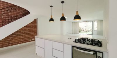 ¡Vive en una espectacular casa en arriendo de dos niveles en el exclusivo sector El Tesoro! Con 240 m², esta propiedad combina elegancia, comodidad y amplitud. En el primer nivel encontrarás una moderna cocina, sala comedor, baño social, zona de ropas, cuarto de servicio y un encantador patio con jardín ideal para relajarte. Disfruta también de una acogedora sala con chimenea. En el segundo piso se destacan un estudio, balcón con vista, dos habitaciones con clóset y baño, clóset de linos, y una amplia habitación principal con Vestier, baño privado y jacuzzi. Unidad cerrada con vigilancia 24 horas,piscina,zonas verdes,parque infantil¡Una joya para disfrutar en familia!