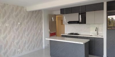 Apartamento en ARRIENDO/AMOBLADO de 2 habitaciones, ppal con closet y baño, salon comedor, balcón amplio, cocina integral con isla y zona de ropas, alcoba auxiliar con closet, closet de linos baño social completo.