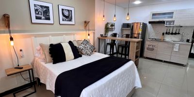 Se arrienda acogedor apartaestudio amoblado en el sector Nuevo Poblado, ideal para una persona que busque un espacio comodo, funcional y tranquilo. Cuenta con un solo ambiente bien distribuido, 1 bano, cocina semi integral, closet, aire acondicionado y acceso por ascensor. Gracias a su ubicacion estrategica, ofrece una vida practica y bien conectada, a tan solo 5 minutos del Parque El Poblado y cerca del Parque Lleras, clinicas, centros comerciales y con facil acceso al transporte publico y a las principales vias de la ciudad.