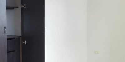 calle11 23 65 piso5 precio incluye valor de administración.

4 habitaciones con closet,3 baños, salacomedor, cocina, zona de ropas, un altillo el cual pueden adecuar usar como habitación, cuenta con parqueadero y ascensor.
