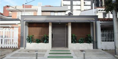 VENDO APARTA HOTEL, HOTEL BOUTIQUE ,SUPER LUJOSO EN SECTOR EXCLUSIVO EN BOGOTAEN SANTA BARBARA CENTRAL  DE USO MIXTO,  CONSTA DE: 12 habitaciones, con su respectivo baño, y cocina mini bares,  closets,  amoblados con electrodomésticos de última generación, tienen su cocina super linda, estufa de inducción, tiene su zona social, sistema de citofonia, ademas cuenta con una cocina social, la zona social tiene coworquing, sala social con chimenea, recepción, internet 7 rourters, sistema se deguridad con camaras, 
