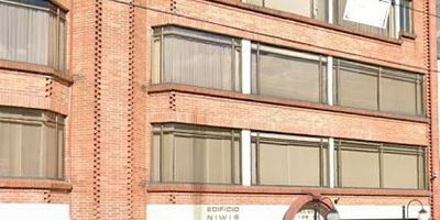 Apartamento dúplex venta en chico navarra, muy bien ubicado cerca de la autopista norte, vías principales, buenas vías de acceso y trasporte público, zona residencial, en edificio automatizado de 4 pisos que cuenta con ascensor, 2 terrazas una cubierta y otra descubierta, sauna y turco, Salón para aeróbicos, ventanas anti ruido, el apartamento consta de 2 habitaciones, la principal con vestier  y baño con tina, baño social y baño de la otra habitación, estudio, bar, sala  comedor, chimenea, puertas y closets en madera flor morado, escaleras en madera, hall en madera y mármol, con 2 garajes y  1 deposito propios. Nosotros no vendemos apartamentos, solo queremos poner a su alcance y de su familia un estilo de vida