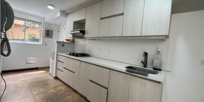 Apartamento en Venta en Envigado con todo el confort y la seguridad que tu familia merece! Este espectacular apartamento de 83 M2 te ofrece 3 alcobas amplias, 2 baños modernos y garaje privado. Disfruta de una cocina integral equipada, armarios empotrados, zona de ropas con depósito y un balcón ideal para relajarte.

Con pisos en cerámica, el apartamento combina elegancia y fácil mantenimiento. Además cuenta con servicios básicos listos para tu comodidad. Para tu bienestar, incluye sauna y turco, espacios diseñados para consentirte en casa.

Ubicado en una urbanización cerrada con vigilancia 24/7, ascensor y completas zonas comunes: piscina, gimnasio, juegos infantiles y áreas sociales perfectas para compartir en familia.

La ubicación es inmejorable: cerca de colegios, universidades, centros comerciales, restaurantes y rodeado de parques y jardines. Además, cuenta con fácil acceso al transporte público para que te muevas sin complicaciones.

Este es el hogar que combina naturaleza, comodidad y estilo de vida. ¡No dejes pasar la oportunidad de conocerlo y enamorarte de tu nuevo apartamento en Envigado!

Recuerda que te ayudamos en todo el proceso de tu crédito de vivienda!
