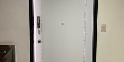 Inmueble cerca a la beneficencia de antioquia y a la avenida oriental, este inmueble cuenta con muy buenos espacios. 
3 alcobas mas alcoba de servicio
2 baños mas baño del servicio
sala comedor 
cocina semi integral
zona de ropa  