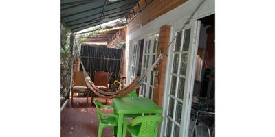 Te presentamos este acogedora casa duplex en arriendo situada en una tranquila zona residencial de san jeronimo. Sus amplios espacios interiores están distribuidos en 2 habitaciones mas mezanine, 2 baños, cocina, zona de ropas y amplia sala-comedor ideal para compartir en familia. La ubicación es excelente, con fácil acceso a transporte público, centros educativos y recreativos. Garege descubierto para 3 carros.¡Contáctanos para agendar una visita!
