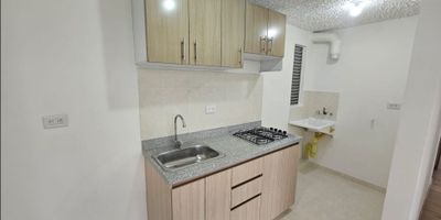 Apartamento en cerezo de novaterra venta de 46 m2, con vista interior, ubicado en un 6to piso (Torre 7 Apto 626), acceso por ascensor y escaleras. Parqueadero propio cubierto (481). Consta de 3 habitaciones, 2 baños, sala comedor, cocina integral y zona de lavandería. Tiene piso laminado en zona social, habitaciones y piso cerámico en cocina y baños. El conjunto cuenta con zona verde, cancha múltiple, zona BBQ, parque infantil salón social, vigilancia privada las 24 horas; cerca a supermercados; Vías de acceso por la Calle 17 SurNID 35300628224
