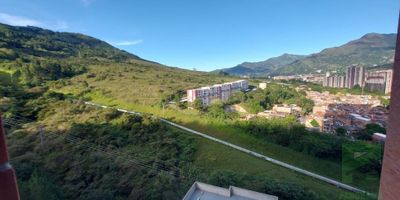 VENDO APARTAMENTO PARA INVERSION EN BELLO NORTE AMERICA 
 $410.000.000 
 CODIGO 2653 
 - 3 ALCOBAS 
 - 3 CLOSET 
 - ESTUDIO 
 - 2 BAÑOS CABINADOS 
 - SALA COMEDOR 
 - COCINA INTEGRAL 
 - RED DE GAS 
 - ZONA DE ROPAS 
 - BALCON 
 - PISO EN CERAMICA 
 - PARQUEADERO PARA CARRO 
 - QUINTO PISO CON ASCENSOR 
 - UNIDAD CERRADA CON PORTERIA 24H, PISCINA, SALON SOCIAL, CANCHAS, JUEGOS INFANTILES, PISTA DE BICICROSS, SUPERMERCADO, FARMACIA 
 - CERCA A LA ESTACION NIQUIA Y PUERTA DEL NORTE 
