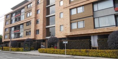 Cómodo  y acogedor apartamento, cuenta con 3 habitaciones, 3  baños,  sala comedor en el mismo ambiente, cocina abierta, zona de lavandería, vestier, pisos en laminado, cuenta con 2 parqueaderos, uno cubierto, un depósito, conjunto con zona para niños, Gimnasio, squash, salón comunal, muy iluminado, con ascensor, linda vista, cerca de transporte público, ubicado  a 2 cuadras del parque principal.