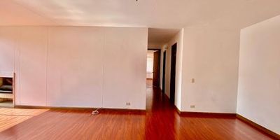 Apartamento en Arriendo – 110 m² – Colina Campestre, Bogotá. Se arrienda amplio y acogedor apartamento de 110 m² ubicado en el exclusivo barrio Colina Campestre, a pocos pasos del Centro Comercial Parque La Colina, Avenida Boyacá y el Comando de Policía, lo que garantiza una excelente conectividad y seguridad. Costa de 3 habitaciones   1 habitación de servicio, 3 baños (principal, social y baño de servicio), Sala - comedor con excelente iluminación natural, Balcón con vista exterior, Cocina semi-integral equipada con red de gas y calentador a gas, Zona de ropas independiente, Cuarto útil / depósito, Parqueadero cubierto doble en línea. Queda ubicado en un conjunto cerrado con excelentes zonas comunes.

Ubicado en una zona residencial tranquila, con cercanía a supermercados, transporte público, colegios y todo lo que necesitas para vivir cómodamente.

