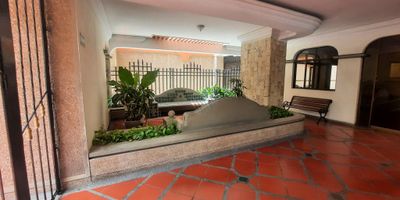 APARTAMENTO EN VENTA. Con un diseño clásico y 180 metros cuadrados de espacio para disfrutar. 3 alcobas, cada una con baño interno, estudio independiente, cocina amplia  y sala de estar acogedora y espaciosa. Ubicado en uno de los sectores más exclusivos de Barranquilla ¿Qué esperas para aprovechar esta oportunidad de compra? ¡Contáctanos para agendar tu visita!