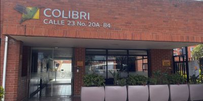 Apartamento en Ciudad sabana colibrí venta de 52 m², con vista exterior, ubicado en un 5to piso (Torre 1 Apto 502), acceso por escaleras. Consta de 3 habitaciones, 1 baño, sala comedor, cocina integral y zona de lavandería. Tiene piso cerámico en todas sus zonas. El conjunto cuenta con; cancha múltiple, salones sociales, parque infantil, zonas verdes, salón comunal, zona BBQ, parqueadero comunal y vigilancia privada las 24 horas. Cerca a centro comercial EcoPlaza; cerca a tiendas y supermercados de barrio; cerca al colegio Institución Educativa La Armonía; cerca a transporte publico; Vías de acceso por la carrera 20a y calle 23NID 40400185417
