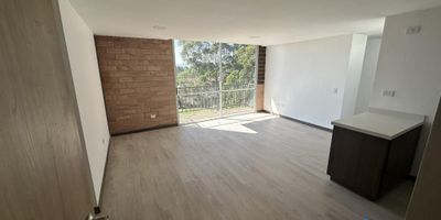 Se venden apartamentos en Marinilla para estrenar, excelente ubicación, tienen 3 alcobas, 2 baños, parqueadero, cocina integral, balcón, porteria 24 horas, listos para entrega.
Tenemos diferentes areas disponibles de 61m2, 80m2, 81 m2, 113 m2, 83 m2, y 84 m2.

