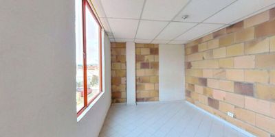 Apartamento en Romano venta de 40 m², con vista interior, ubicado en un 2do piso (Apto 202), acceso por escaleras. Consta de 2 habitaciones, 1 baño, sala comedor, cocina integral y zona de lavandería. Tiene piso cerámico en todas sus zonas. El edificio no cuenta con zonas comunes. Cerca a centro comercial Balcones de Serrezuela; cerca a tiendas y supermercados de barrio; cerca al colegio Nogales Country School y Colegio Castillo Pedagógico; cerca a transporte publico; Vías de acceso por la carrera 10e y calle 19NID 38698558227 
