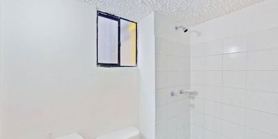 Apartamento en Tingua venta de 45M², con vista interior, ubicado en un 2do piso (Torre 15 Apto 203), acceso por escaleras, parqueadero comunal. Consta de 3 habitaciones, 1 baño, sala comedor, cocina integral y zona de lavandería. Tiene piso laminado en habitaciones y zona social y cerámico en baños y cocina. El conjunto cuenta con salón comunal, zonas verdes, parque infantil y vigilancia privada las 24 horas. Cerca a centro comercial EcoPlaza; cerca a almacenes de cadena Tienda D1, Tienda Ara, Surtimax, Éxito; cerca a colegio Institución Educativa La Armonía; cerca a paraderos de transporte público e intermunicipal; Vías de acceso por la Calle 23 y Carrera 20A. NID 39050590045
