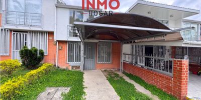 Casa en venta – Villa Verde, Pereira

InmoHogar te presenta esta acogedora casa ubicada en el sector de Villa Verde, una zona estratégica de Pereira que combina comodidad, valorización y cercanía a todo lo que necesitas. Su entorno cuenta con restaurantes, rutas de transporte público, supermercados, instituciones educativas y el centro comercial de la zona, lo que garantiza una excelente calidad de vida.

La propiedad cuenta con:


 
 Sala comedor amplia e iluminada
 
 
 Pisos en cerámica
 
 
 4 habitaciones con clóset
 
 
 2 baños cómodos y en excelente estado
 
 
 Cocina semi integral
 
 
 Zona de ropas independiente
 
 
 Patio interior
 
 
 Antejardín con parqueadero techado
 


Una oportunidad única que InmoHogar trae para ti, donde se unen ubicación, comodidad y proyección de valorización.

? Contáctanos para más información: 3152647986 – 3174222177
