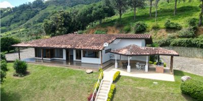 Ubicada en la vereda Alvarado de Copacabana, excelente acceso hasta la finca, cuenta con piscina para adultos y niños, sauna-turco y baño al lado de la piscina, árboles frutales, senderos, parqueadero para 5 vehículos, kiosko, la casa tiene 5 habitaciones, 3 baños, cocina completa, zona de ropas y corredores amplios, pesebreras para 22 caballos en excelente estado.