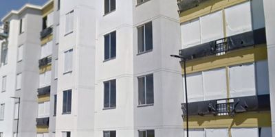 CIUDAD. Cali   ACCIÓN.  Venta   PROPIEDAD Apartamento Piso 5° sin ascensor .  ÁREA 50 M2  UBICACION.  Unidad Residencial  Caña Brava. ADMINISTRACIÓN $186.500 DETALLES  Tiene  Sala Comedor. Cocina Integral.  Zona de ropas. Dos habitaciones  Dos baños.  Vista Exterior.  Parqueadero Comunitario. La Zona Social tiene:  Piscina.  Salón Social. Portería con vigilancia 24 horas.   Zona Verde.  Parqueadero de Visitantes.  Conjunto Cerrado.
CÓDIGO:C5583E56TFP5A504E3A7
PRECIO DE VENTA: $174´000.000