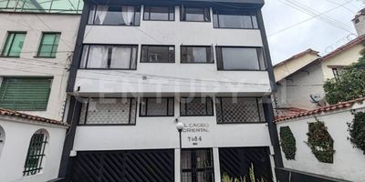 Apartamento exterior en excelente ubicación

Descubre este acogedor apartamento en un edificio de solo tres pisos sin ascensor, con tan solo 6 unidades, lo que brinda un ambiente tranquilo y exclusivo. Ubicado en el segundo piso exterior, ofrece excelente iluminación y ventilación natural.

Cuenta con 2 habitaciones, dos baños (uno social y otro completo con ducha eléctrica), cocina eléctrica con zona de lavandería independiente y parqueadero en servidumbre.

Su ubicación es ideal: a una cuadra de la Calle 147 y muy cerca de la Carrera Séptima y la Carrera Novena, lo que garantiza fáciles vías de acceso y excelente transporte público.

Agenda tu visita hoy mismo y conoce un espacio que combina comodidad, buena conectividad y un entorno tranquilo en Bogotá.