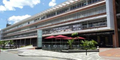 Arriendo excelente local en Centro Empresarial con un área de 162.5m2, estrato comercial, espacios abiertos, piso en baldosa de granito pulido, 3 garajes, parqueadero de visitantes, portería 24 horas, ascensor, shut de basuras, circuito cerrado de televisión, tanques de reserva de agua, planta de emergencia en zonas comunes. Cerca de estación Poblado del Metro, excelente transporte
3 Parqueaderos 319.000 C.U
Ideal para oficinas, concesionarios, ips, consultorios
Vista hacia calle 14.
Canon mas IVA
Administración incluida en el canon